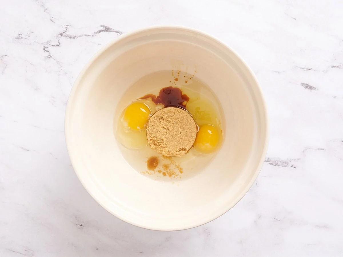 Azúcar, aceite y vainilla en un bol.