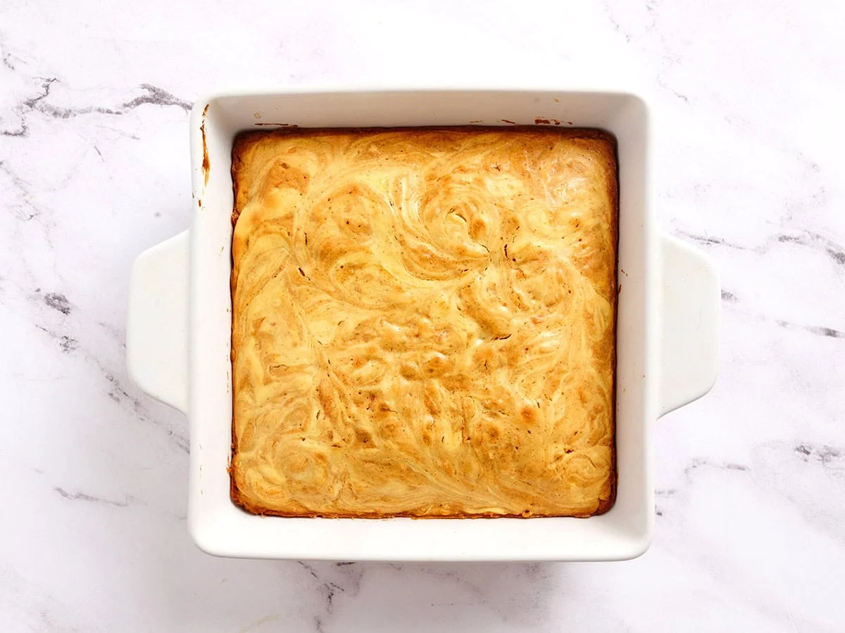 Barras de pastel de zanahoria terminadas en una fuente para horno antes de cortarlas.