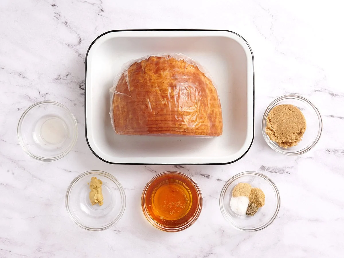 Los ingredientes para hacer jamón glaseado con miel.