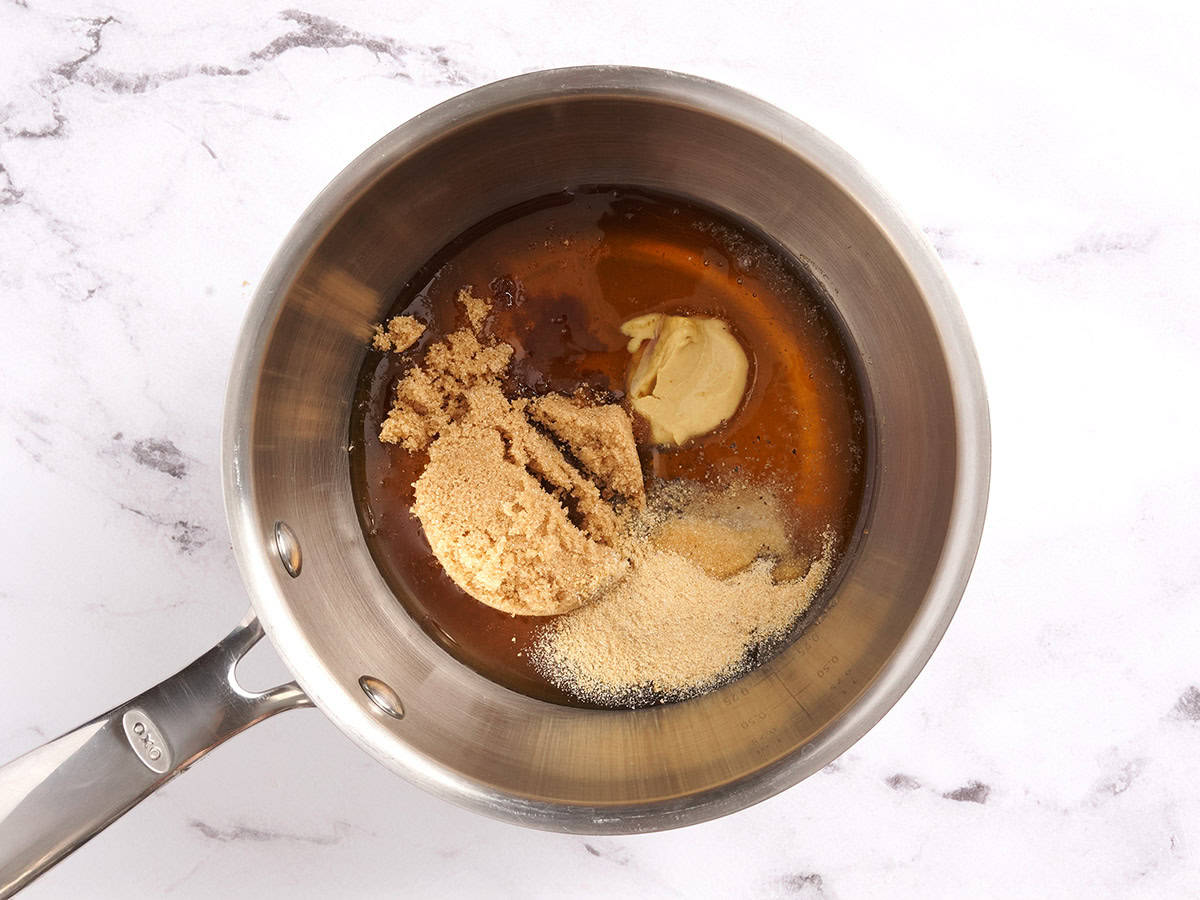 Ingredientes del glaseado de miel en una cacerola.