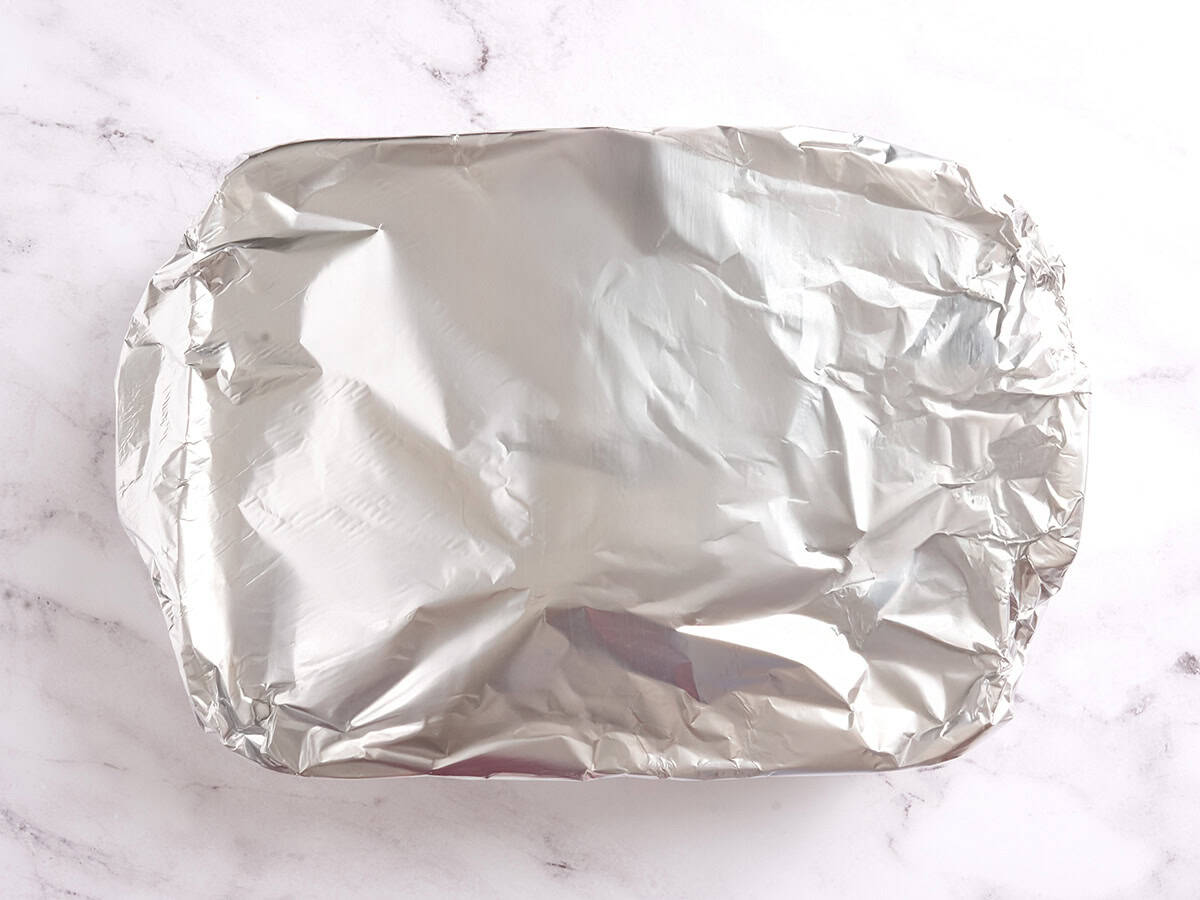 Una fuente para horno cubierta con papel de aluminio.