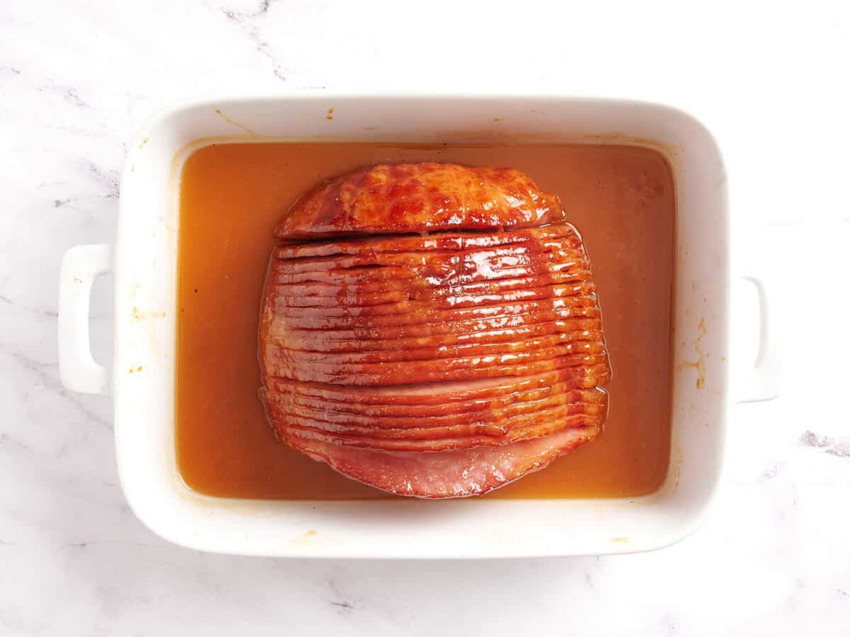Jamón glaseado con miel terminado.