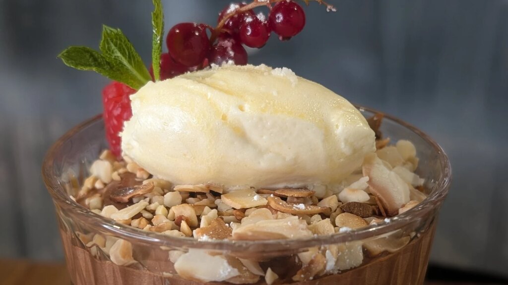 La clásica mousse de chocolate de Trisha Lewis con vainilla, migajas de nueces crujientes, frambuesas, menta y crema chantilly