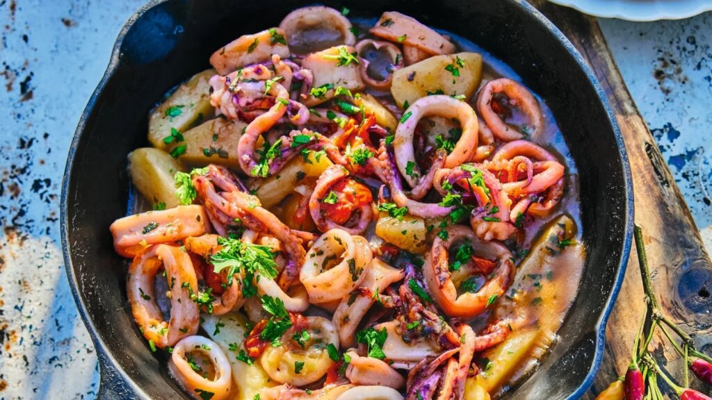 Calamares guisados ​​con patatas al estilo Gennaro Contaldo