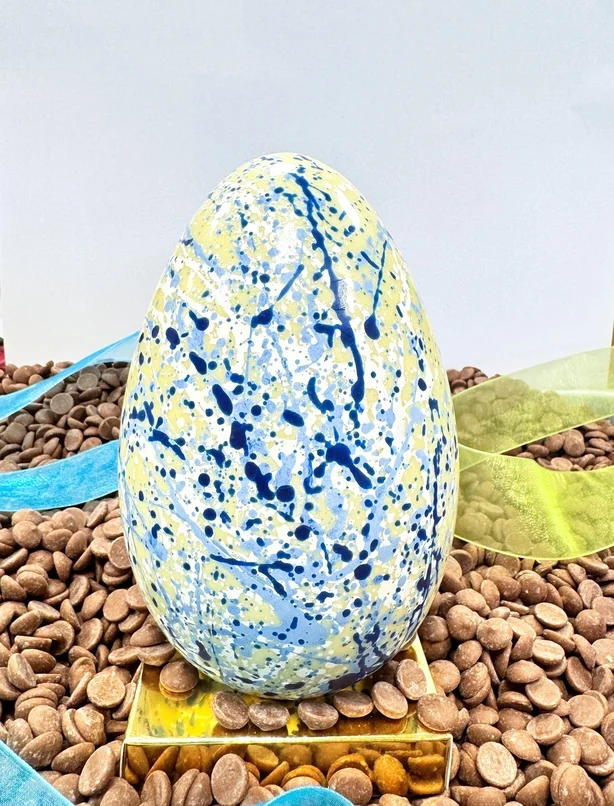 Un huevo de pascua pintado de azul.