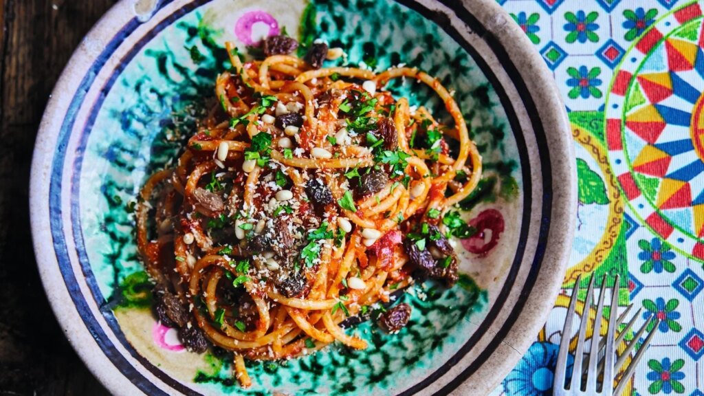 Pasta de Gennaro Contaldo con anchoas y pan rallado