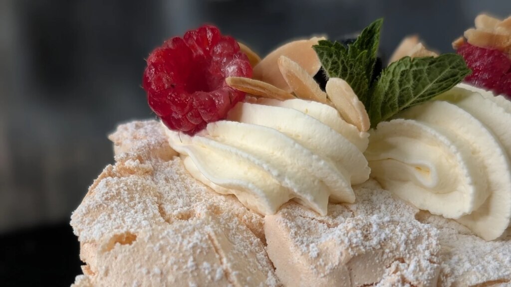 Rollo de merengue suave de Shane Smith con compota de frutos rojos variados