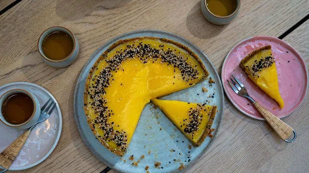 Tarta De Yuzu De Sésamo Negro
