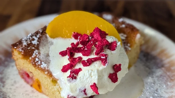 Tarta de melocotón, frambuesa y nata