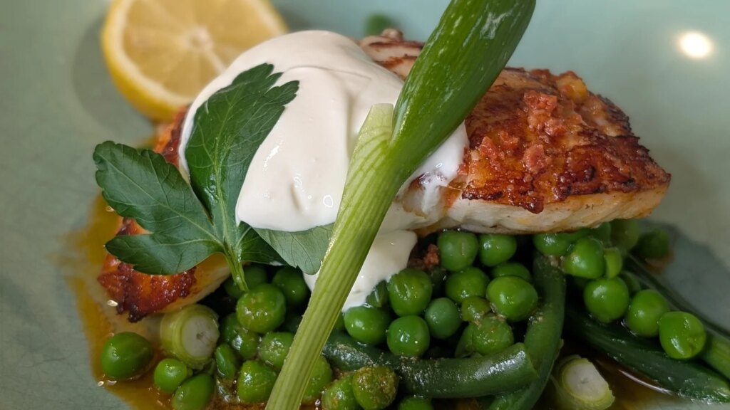 Risotto de espárragos, espinacas y guisantes Derry Clarke, huevo escalfado y parmesano