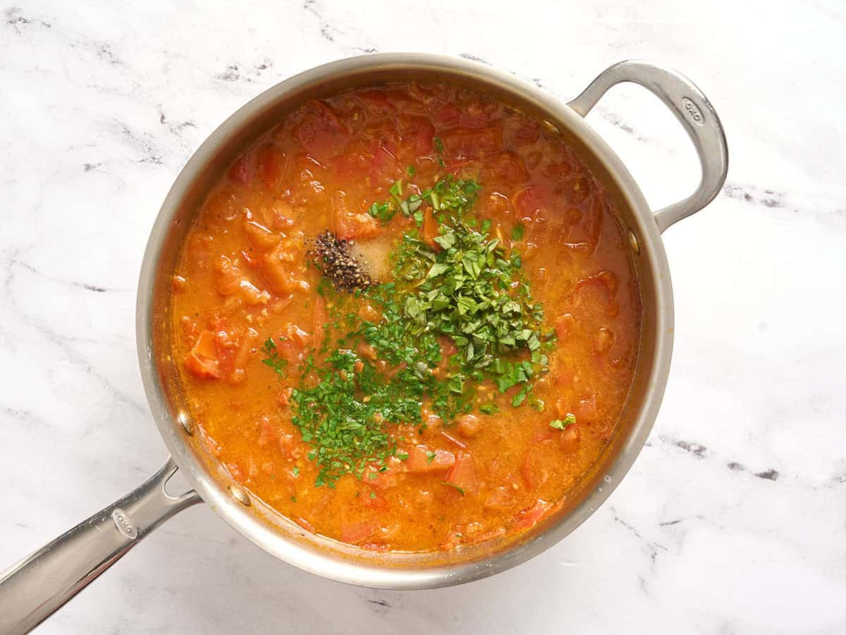 Salsa pomodoro en una sartén.