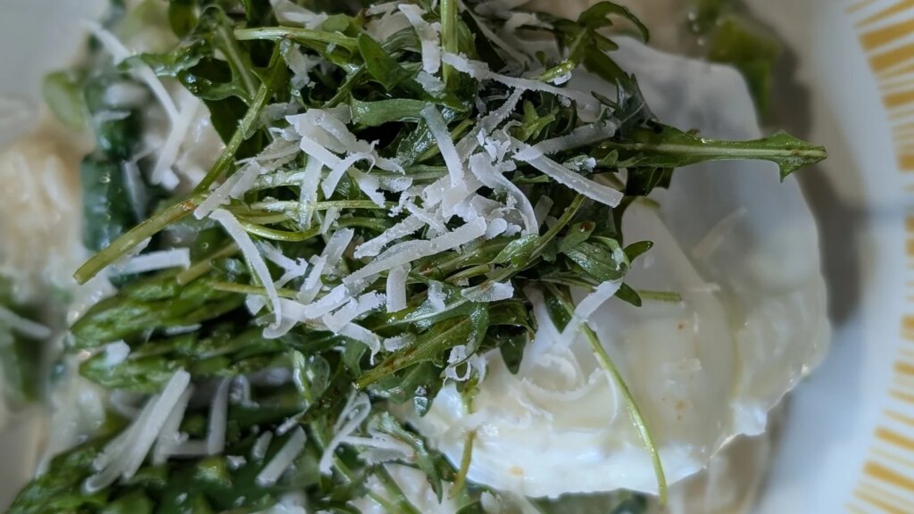 Bacalao a la plancha de Derry Clarke, mantequilla de chorizo, verduras tiernas y crema agria