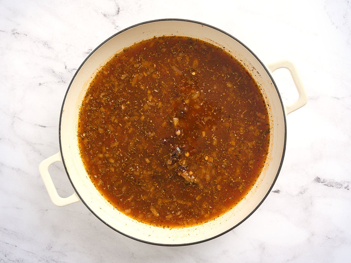 Los ingredientes para las lentejas cásate conmigo combinados en una olla.