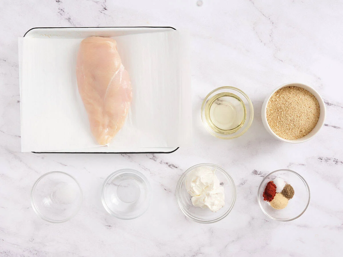 Los ingredientes para hacer nuggets de pollo caseros.