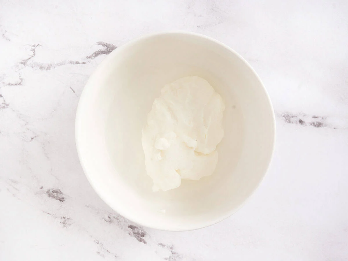 En un bol yogur, agua y sal.