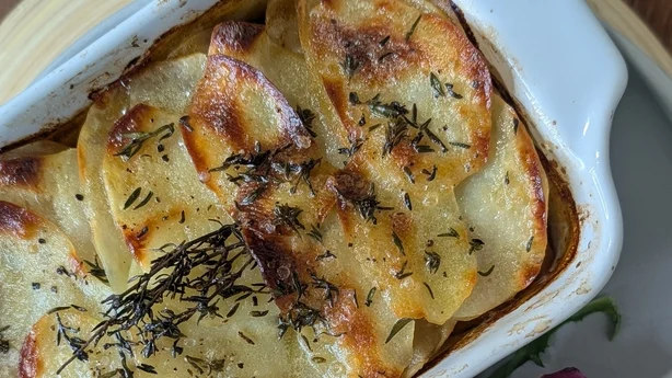 Olla caliente de carne de res especiada marroquí estofada a fuego lento con tubérculos