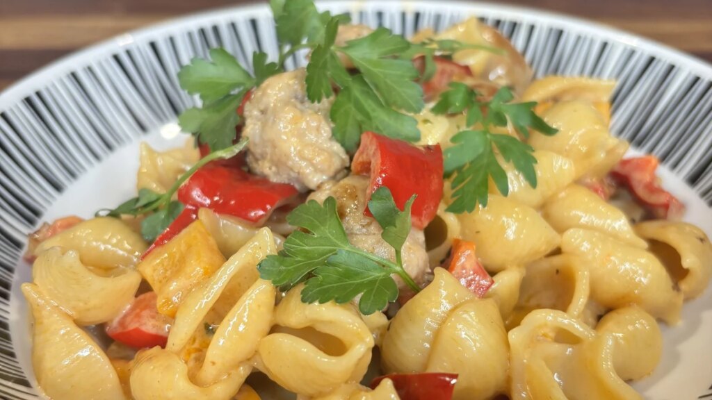 Orecchiette de Paul Flynn con albóndigas de salchicha, crema de pimientos y tomillo