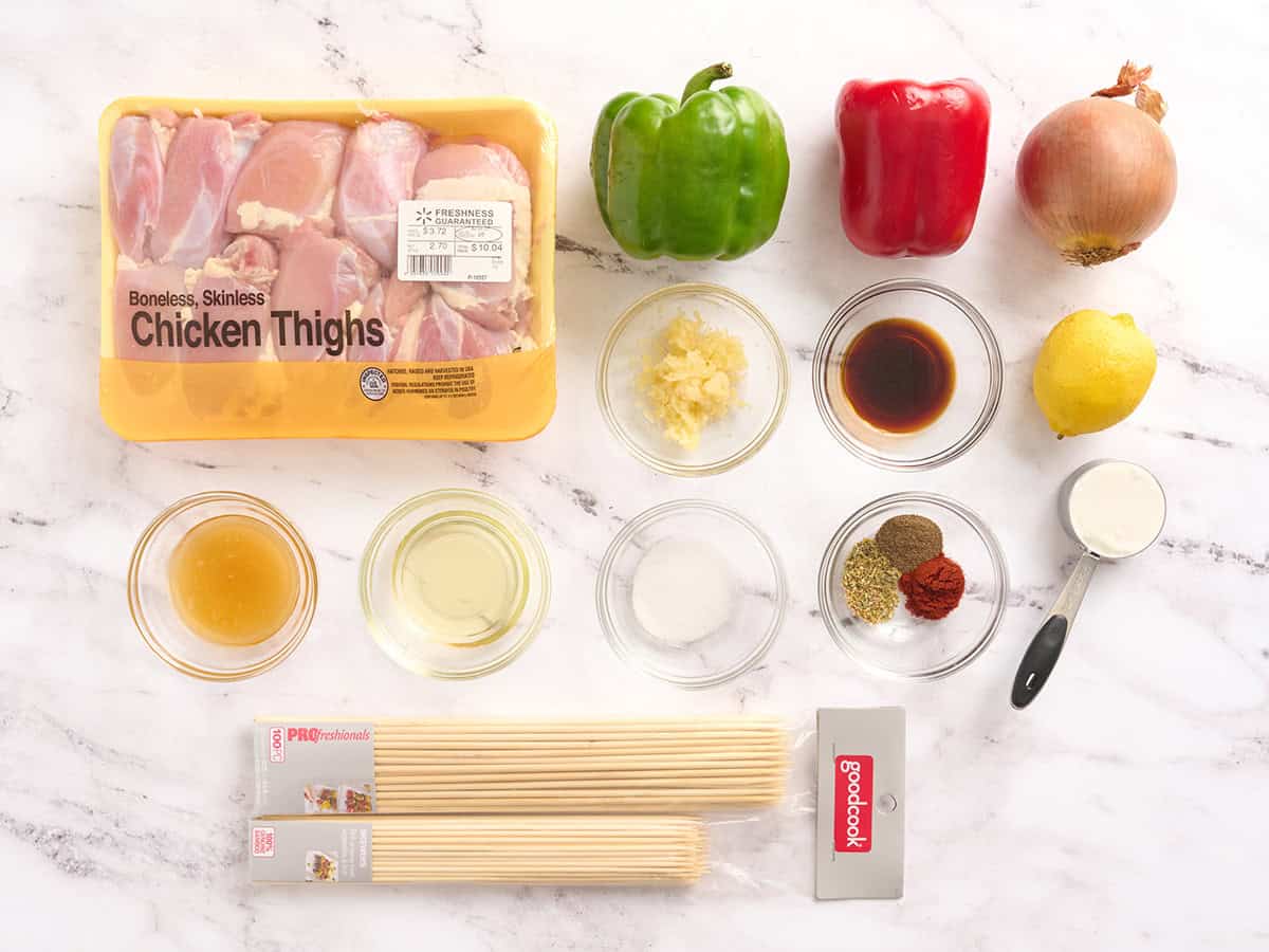 Los ingredientes para hacer brochetas de pollo.