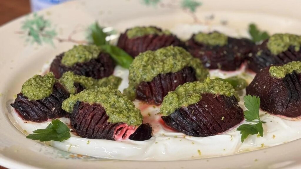 Remolacha hasselback de Eunice Power con salsa verde y mantequilla de lima y jengibre