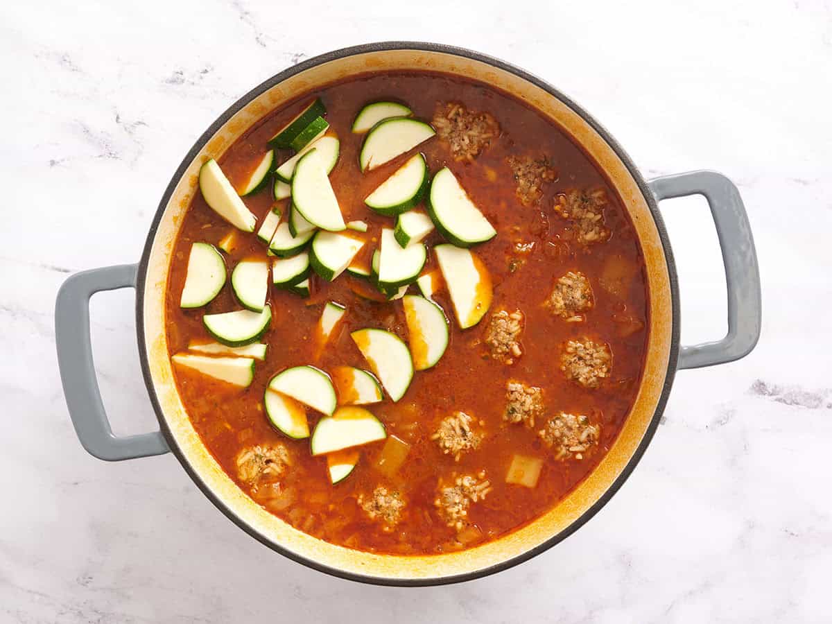 Calabacín añadido a una olla de sopa mexicana de albóndigas (Albóndigas).