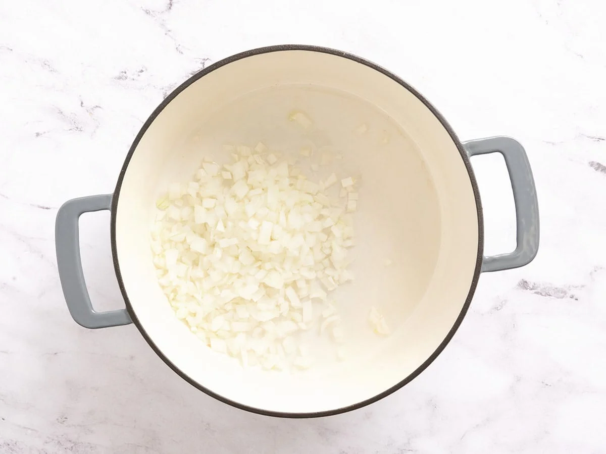 Cebolla picada en una olla.