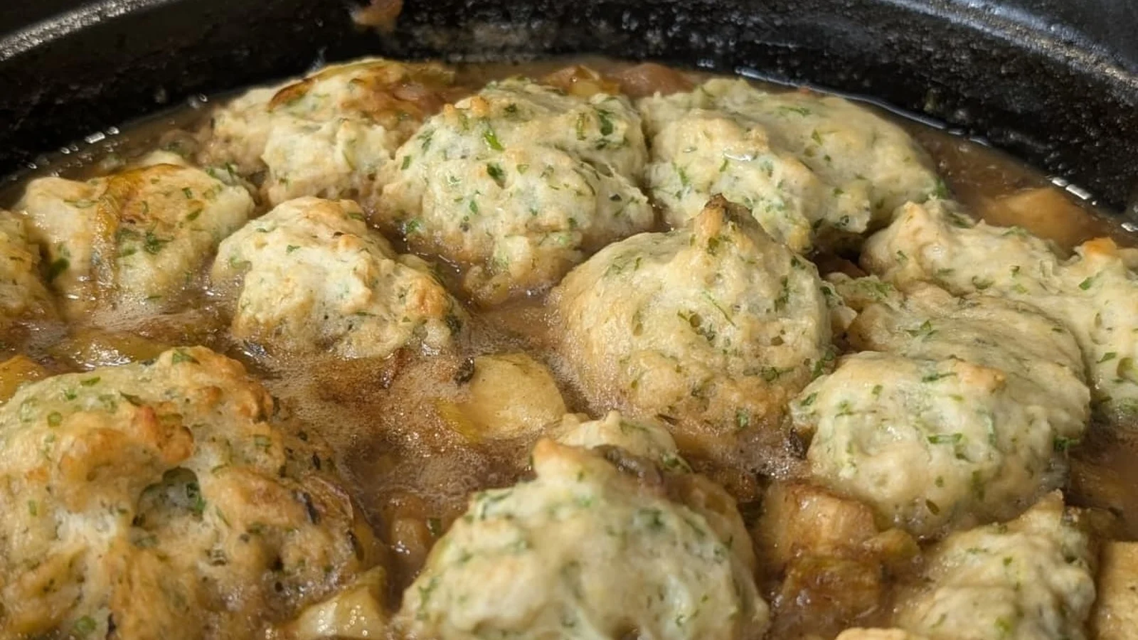 Estofado de cerdo y manzana de Wade Murphy con albóndigas de hierbas