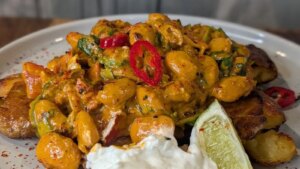 Frijoles con mantequilla de Bombay de Arun Kapil con patatas tiernas crujientes trituradas: hoy