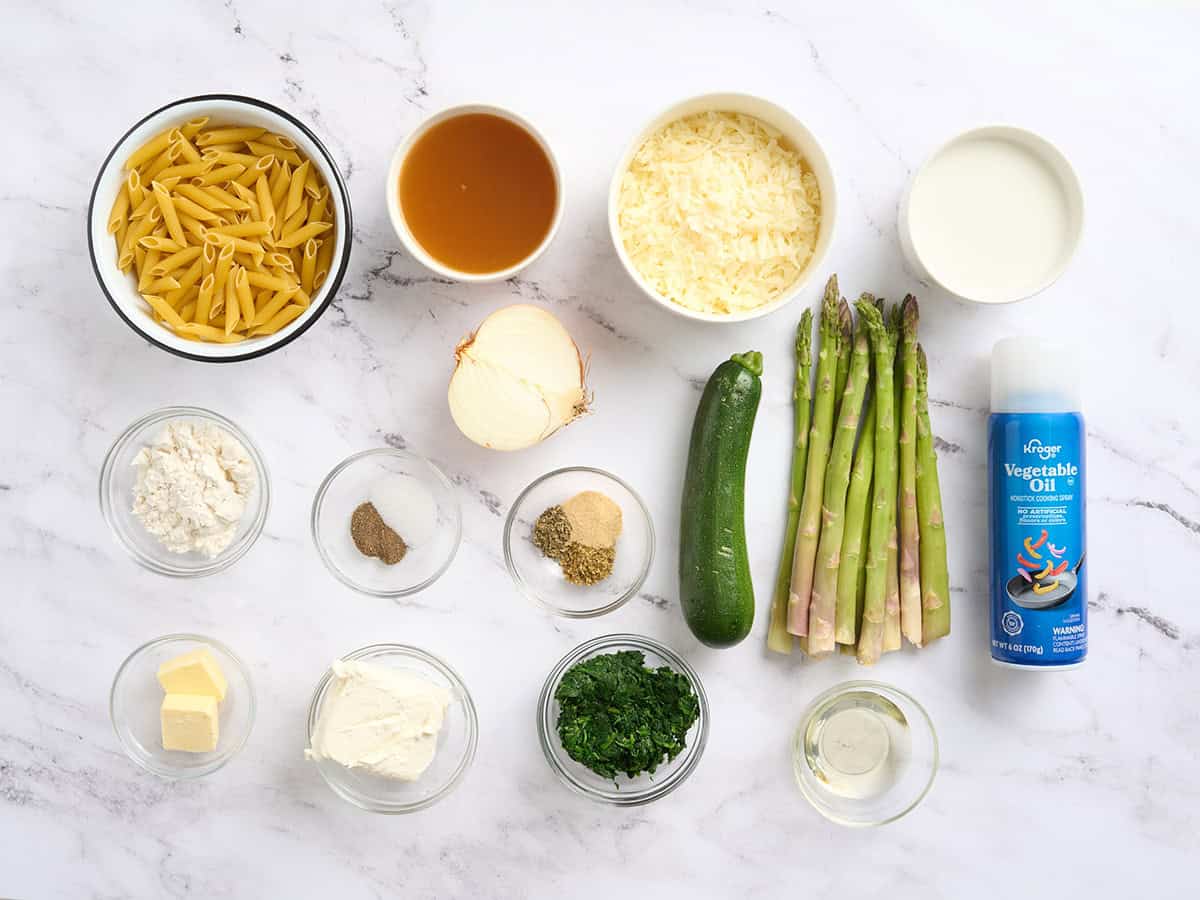 Los ingredientes para hacer pasta al horno con verduras de primavera.