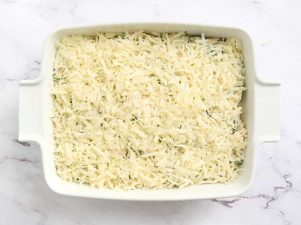 Pasta al horno con verduras de primavera antes de hornear.