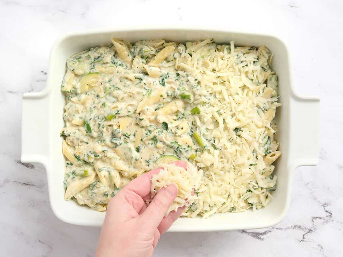 Pasta con verduras de primavera en una cazuela y cubierta con mozzarella.