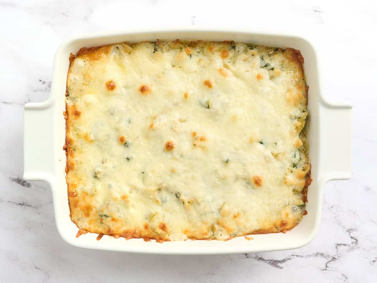 Pasta al horno con verduras de primavera después de hornear.