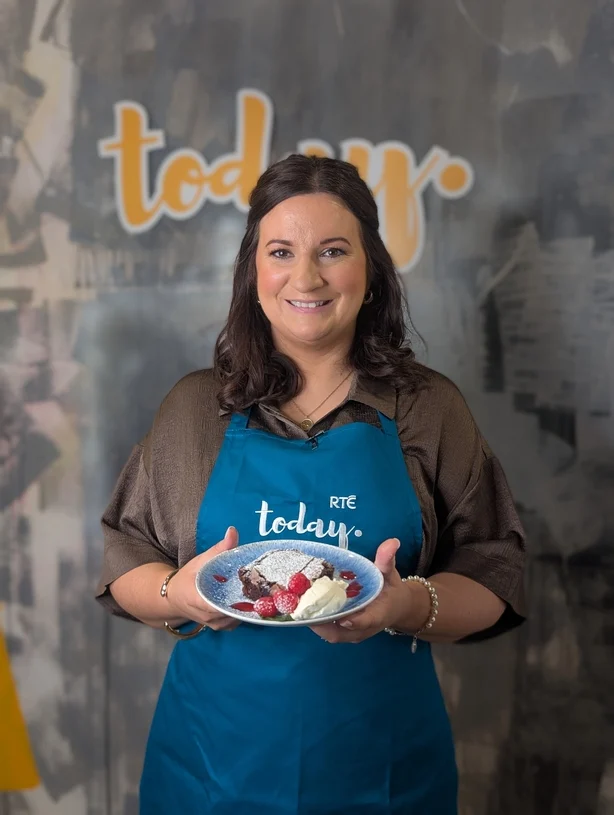 Dee Freney con plato