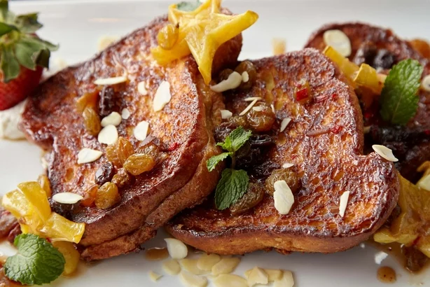 Tostada francesa con pasas