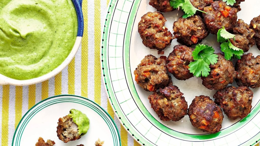 Pakoras de salchicha de Brin Pirathapan con chutney de mango y cilantro