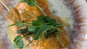 Salmón tikka de Aisling Larkin con ensalada cremosa de pepino y rábano con arroz enjoyado