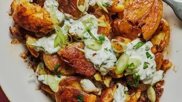 Ensalada de patatas crujientes con aderezo de alcaparras y mostaza 