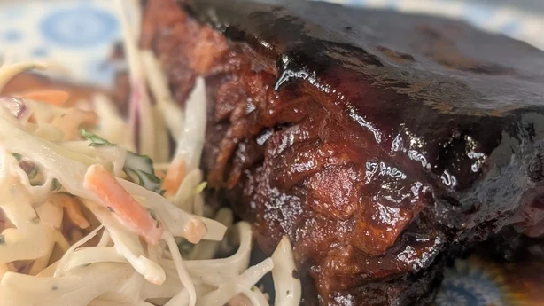 costillas y ensalada de col