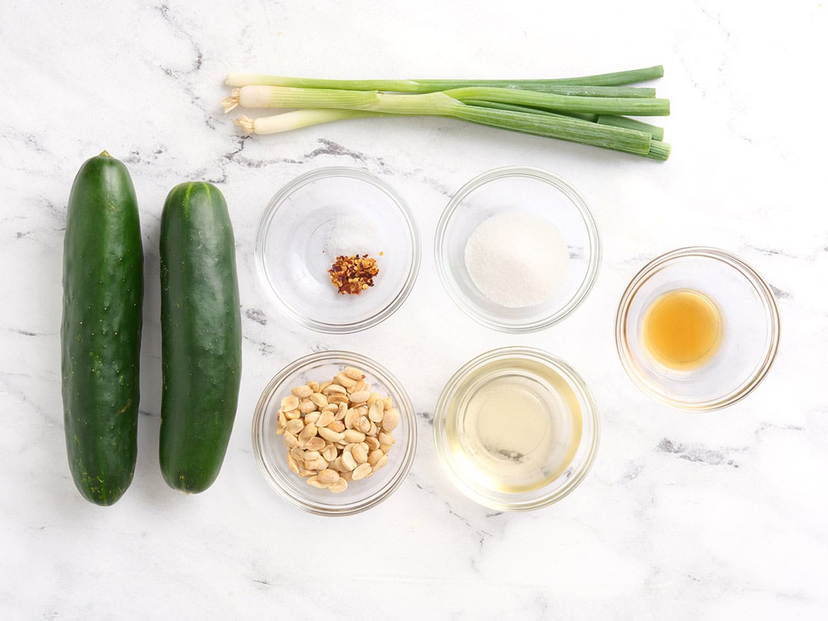 Los ingredientes para hacer ensalada de pepino con sésamo.