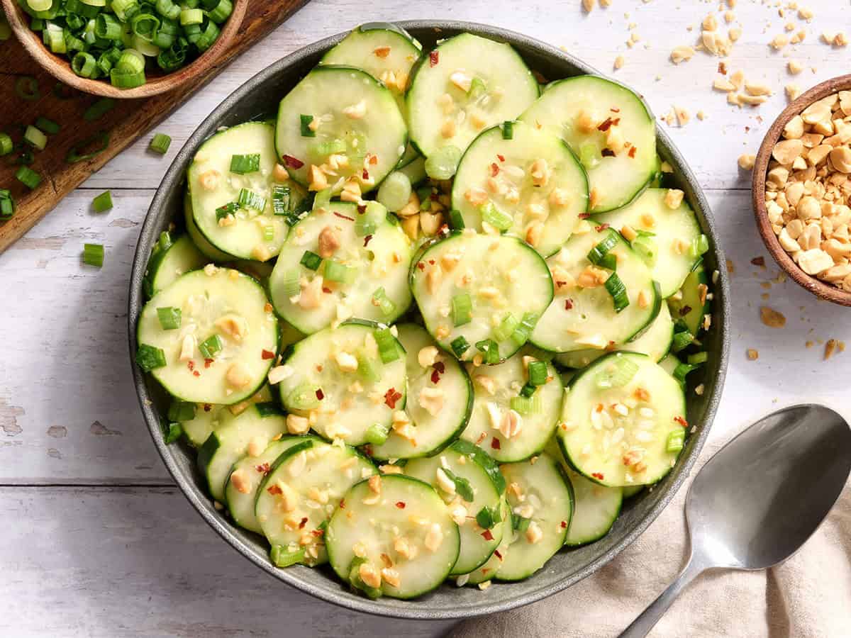 Vista aérea de un plato de ensalada de pepino y sésamo.