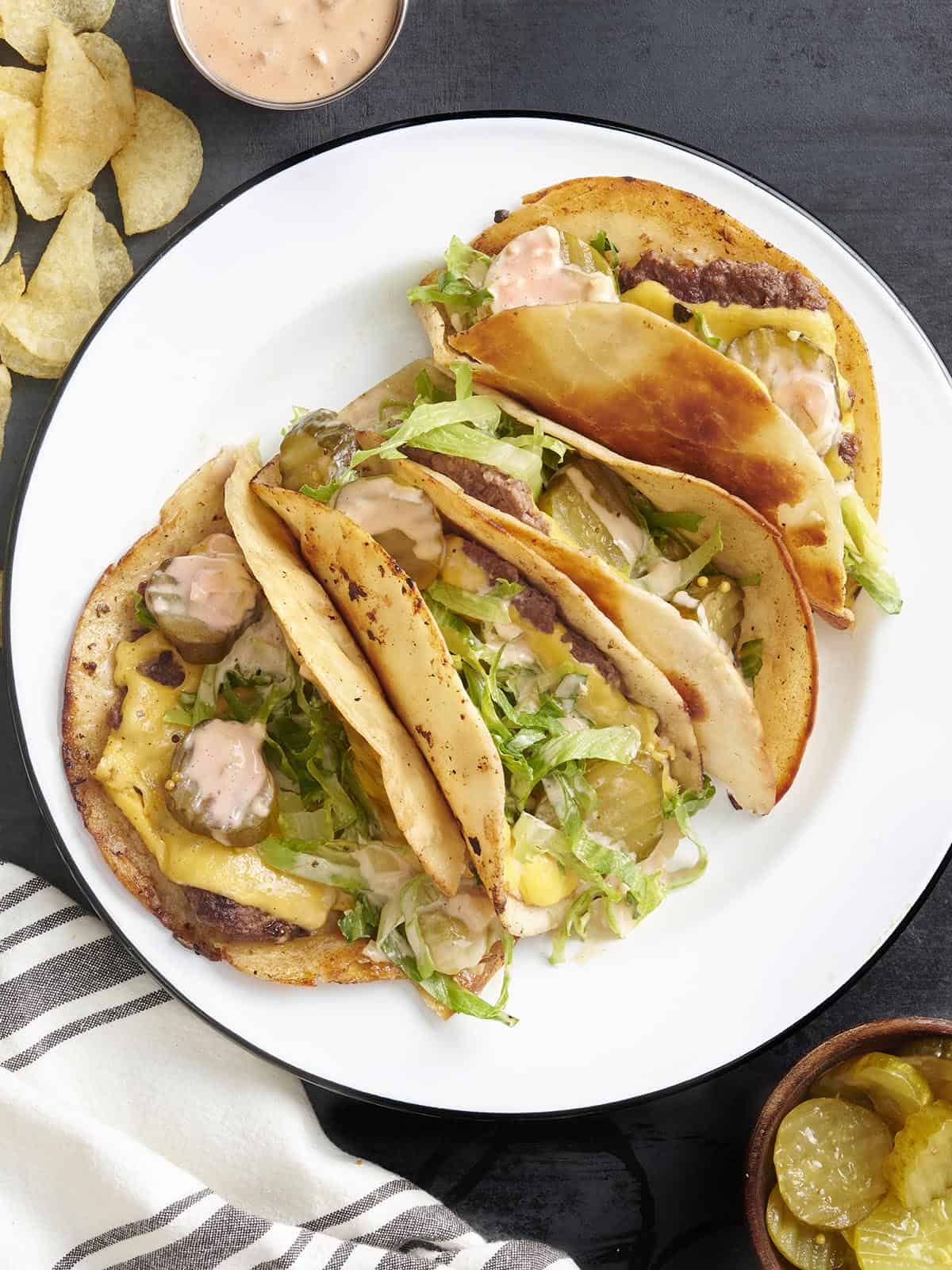 Vista aérea de un plato de tacos de hamburguesa caseros.