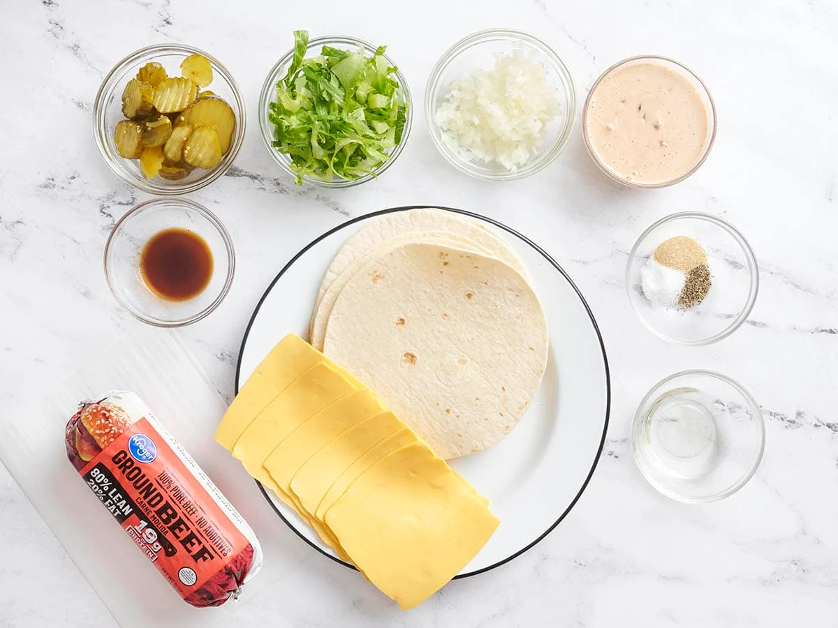 Los ingredientes para hacer tacos de hamburguesa smash caseros.