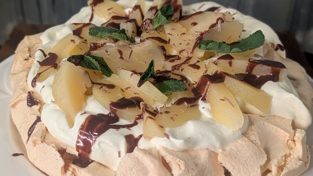 Pavlova de pera de Sarah Butler con salsa de chocolate al brandy
