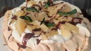 Pavlova de pera de Sarah Butler con salsa de chocolate al brandy