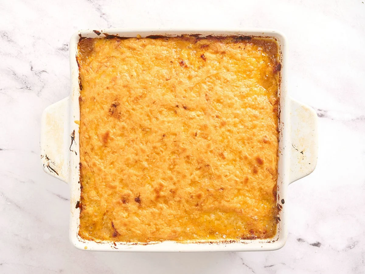 Cazuela de pastel de carne después de hornearse en el horno, cubierta con queso derretido.