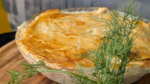 Pastel irlandés de brócoli y salmón escalfado de Trisha (apto para freidora)