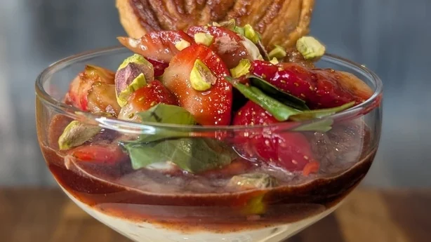 Un postre en un vaso alto.