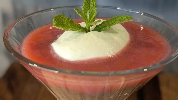 Un postre en un vaso alto.