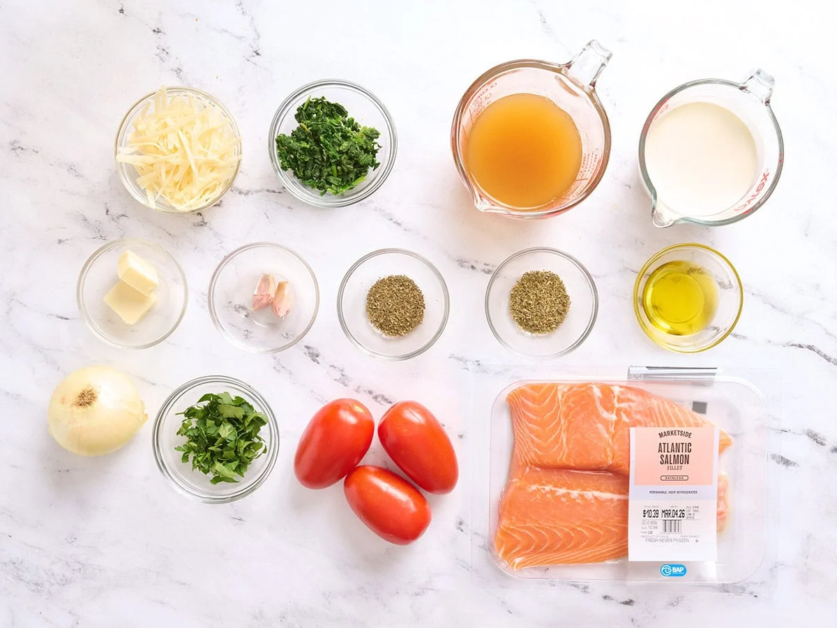 El ingrediente para hacer una sartén de salmón toscano.