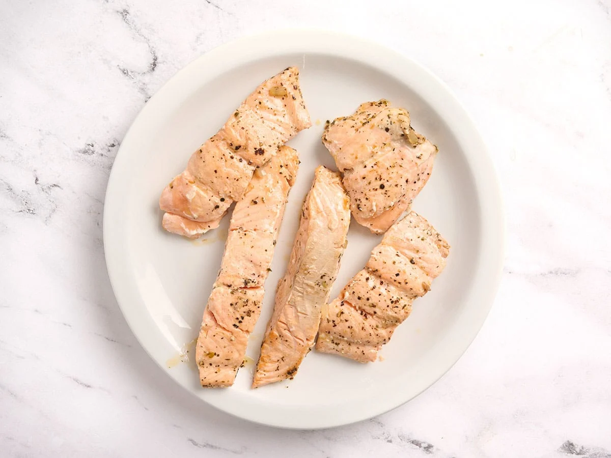 Filetes de salmón cocidos en un plato.