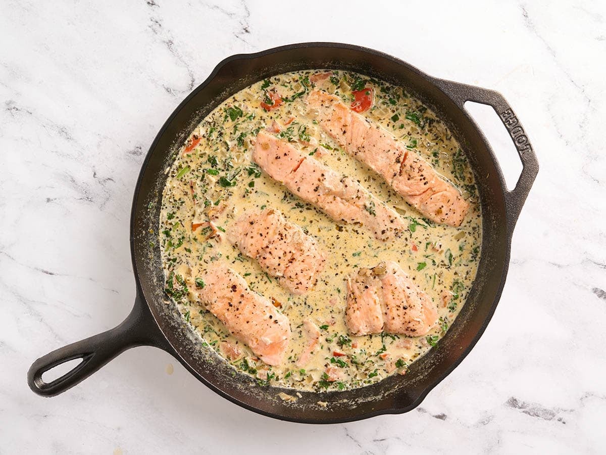 Salmón toscano y salsa cremosa en una sartén.